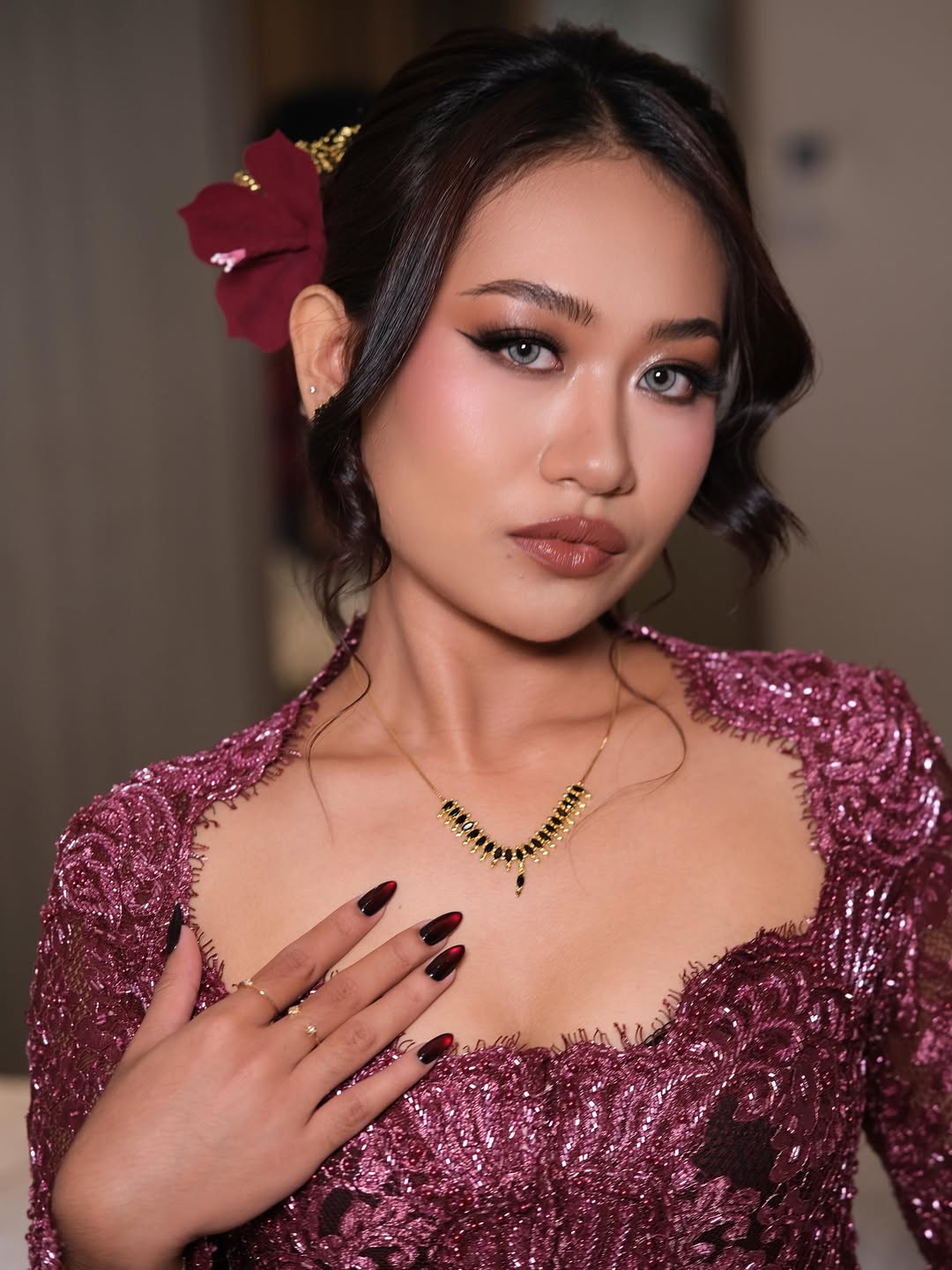 Semi bold glam evening makeup with warm contour